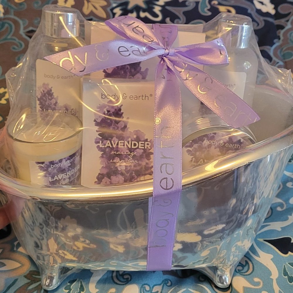Brand NEW! Body & Earth Lavender Spa Bath Set Gift Basket w/Decorative Tub
